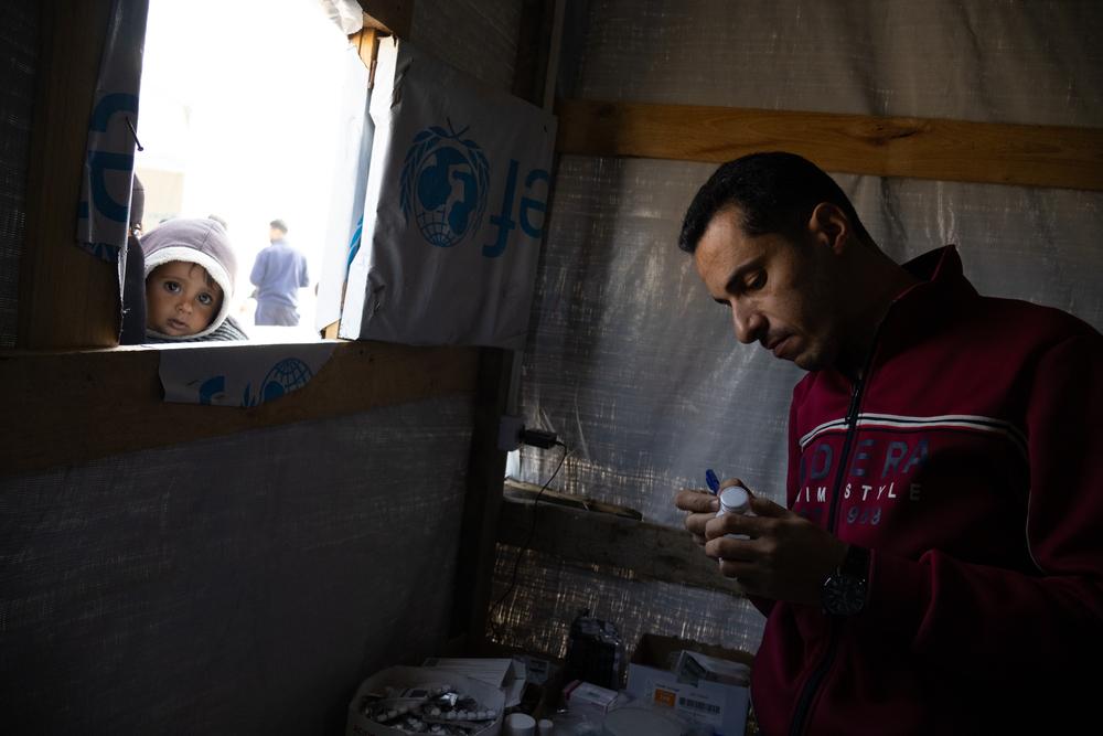 Le personnel médical de Gaza travaille souvent dans des centres de santé improvisés où les patients doivent faire la queue pendant des heures pour obtenir de l'aide. © MSF