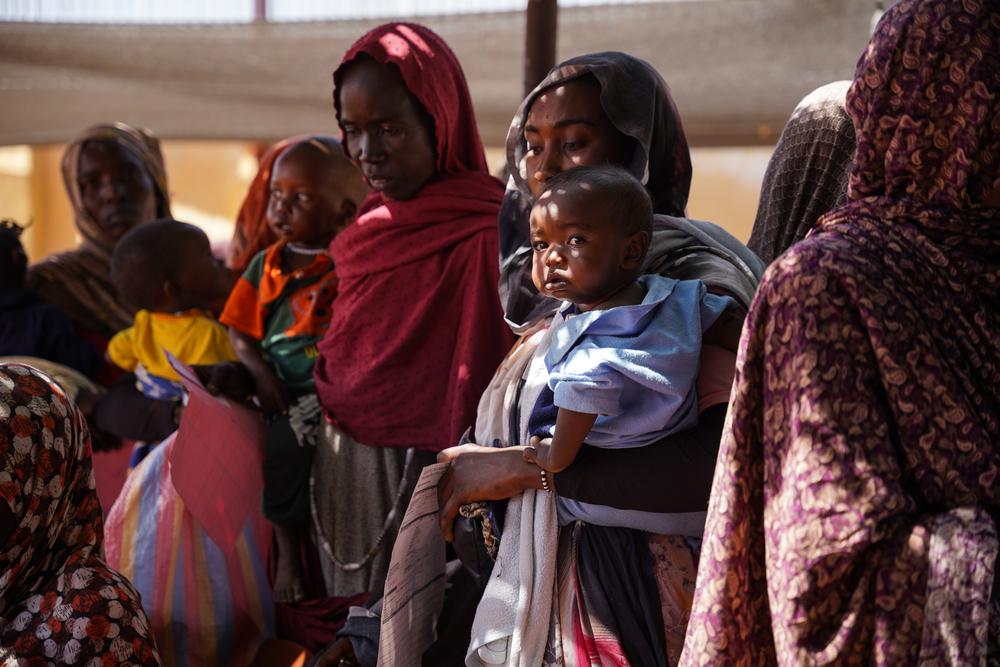 Des mères et leurs bébés attendent d'être évalués dans une clinique MSF surpeuplée du camp de Zamzam. Soudan, 15 février 2024. © Mohamed Zakaria