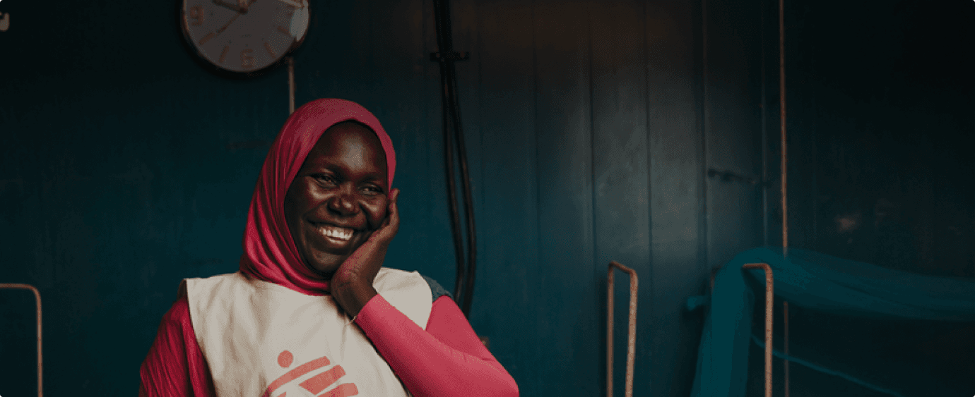 Femme souriante en tenue MSF