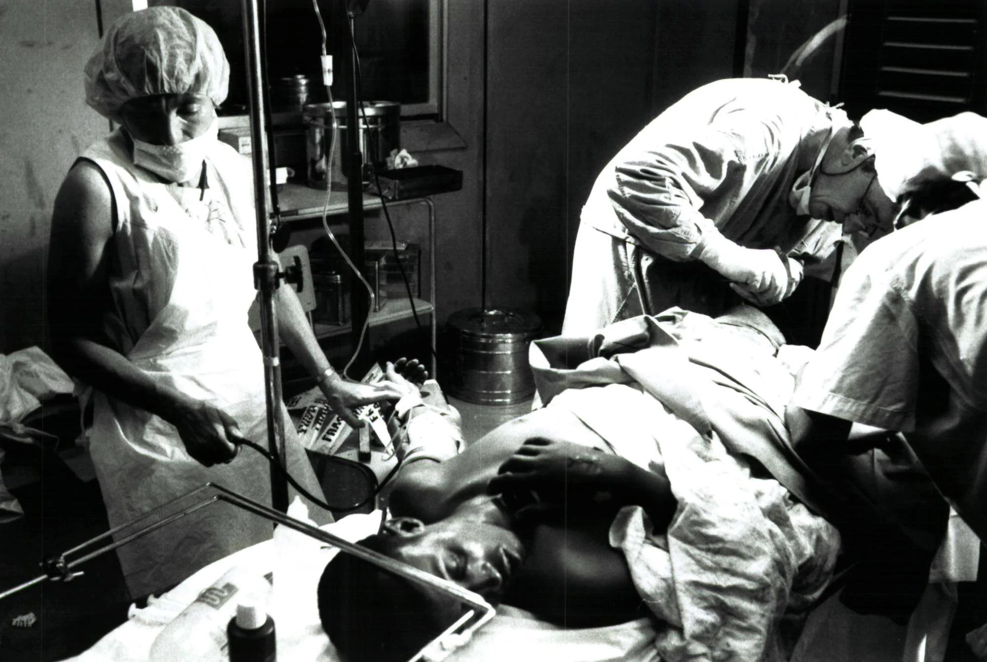 Patient sur une table d'opération en 1991