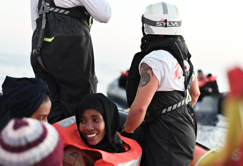 Le 4 décembre, à la tombée de la nuit, l'équipe MSF a effectué le premier sauvetage de la rotation 20. 74 personnes se trouvaient à bord d'un canot pneumatique surchargé en détresse dans les eaux internationales au large des côtes libyennes. Tous sont arrivés sains et saufs à bord du Geo Barents, bien qu'affaiblis après 15 heures passées en mer dans des conditions météorologiques défavorables. © Candida Lobes/MSF