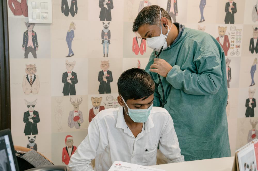 Le Dr Samsuddin Khan effectue un examen physique sur Deepak Sabhash Shegar (23 ans), atteint de tuberculose résistante aux médicaments, à la clinique MSF DRTB de Chembur, à Mumbai. © Prem Hessenkamp