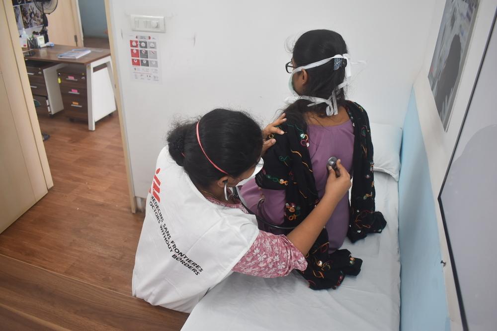 Ramya, médecin MSF, procède à l'examen physique d'une patiente atteinte de tuberculose rhumatoïde lors de sa visite de suivi à la clinique endTB. © Siddhesh Gunandekar/MSF