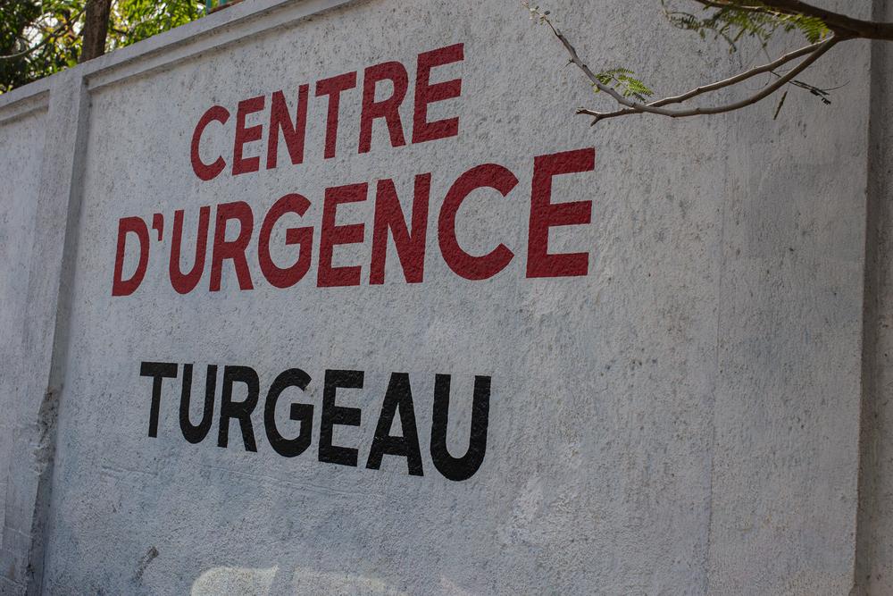 Porte d'entrée du Centre d'Urgence MSF de Turgeau situé au centre de Port-au-Prince. La structure médicale traite les cas graves d'accidents de la route, d'accidents domestiques, de blessures par balles, d'autres types de violence, etc. © MSF/Alexandre Marcou