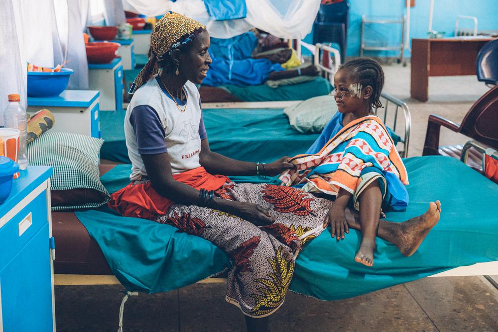 Aisha, une patiente de 6 ans touchée par le noma, en compagnie de sa mère, dans l'hôpital de Sokoto, soutenu par MSF. Nigeria. 2023. © Fabrice Caterini/Inediz