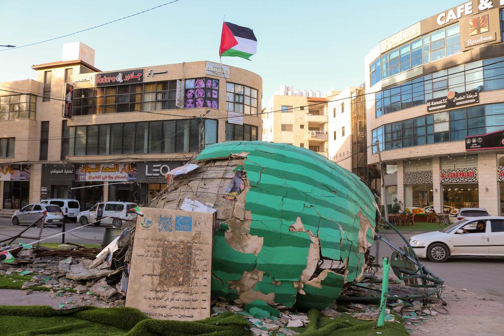 Le rond-point de la pastèque, symbole de la fierté palestinienne à Jénine, a été détruit lors d'une incursion militaire dans la ville. Les violentes incursions israéliennes à Jénine sont devenues monnaie courante depuis le 7 octobre. Au moins 30 personnes ont été tuées et 162 blessées par les forces israéliennes au cours du mois dernier. Jénine, Cisjordanie, 6 novembre 2023. © MSF/Faris Al-Jawad