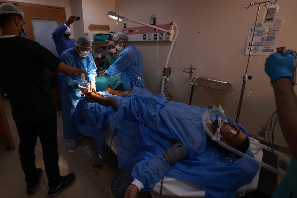  Amir Jibril Abu Al Ata subit une chirurgie du pied. Hôpital Al-Aqsa. 29 novembre 2023, région du Moyen, Gaza.© MSF