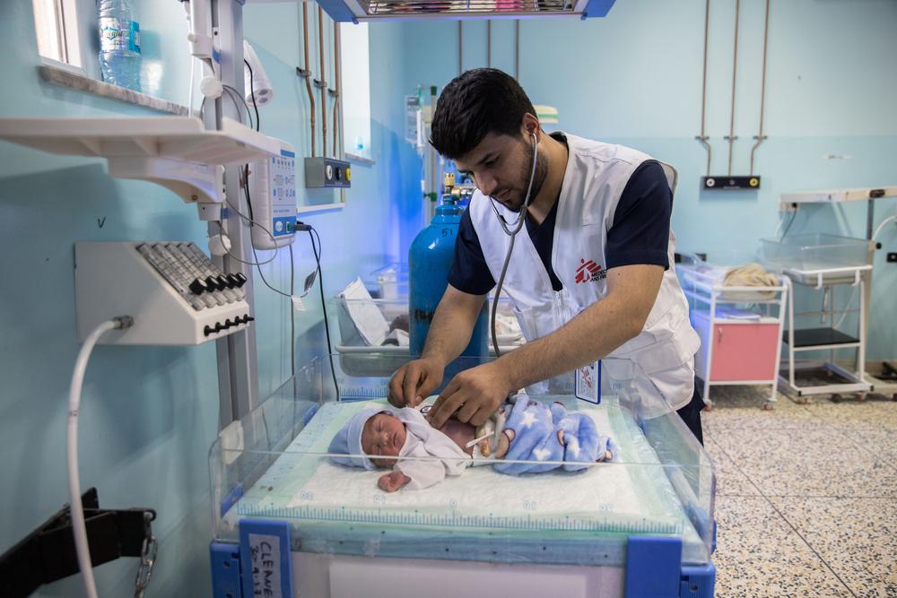 Mansoor Khan est né il y a deux heures. Il est né prématurément à huit mois. Le docteur Obaidullah Asadullah vérifie ses signes vitaux. © Oriane Zerah