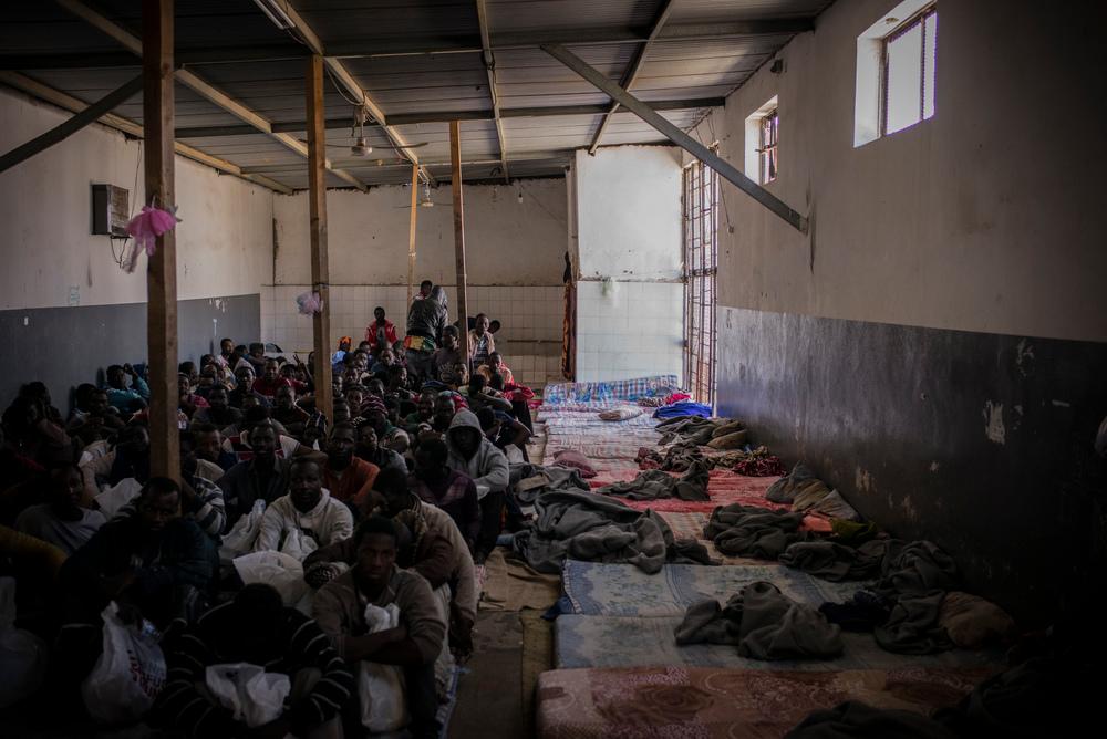 Hommes détenus dans le centre de détention d'Abu Salim, à Tripoli, en Libye. © Guillaume Binet/Myop 