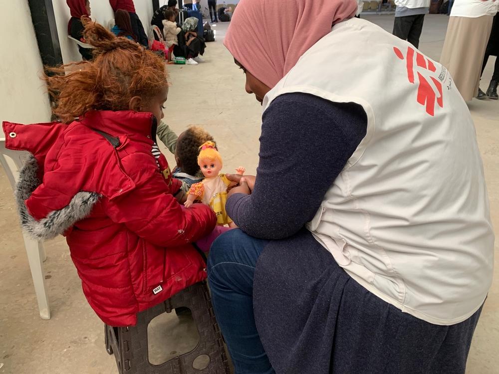 Hinda Abdusalam Tagiuri, conseillère de MSF, parle et joue avec une petite fille de cinq ans actuellement détenue au centre de détention d'Abu Salim à Tripoli. Avril, 2019 © Sam Turner/MSF