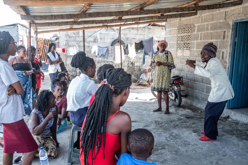 Des acteurs travaillant avec l'équipe de sensibilisation de MSF jouent un sketch sur les services d'avortement médicalisé afin de sensibiliser les habitants d'un quartier défavorisé où nous organisons des cliniques mobiles. Mozambique, 18 mai 2023. © MIORA RAJAONARY/MSF