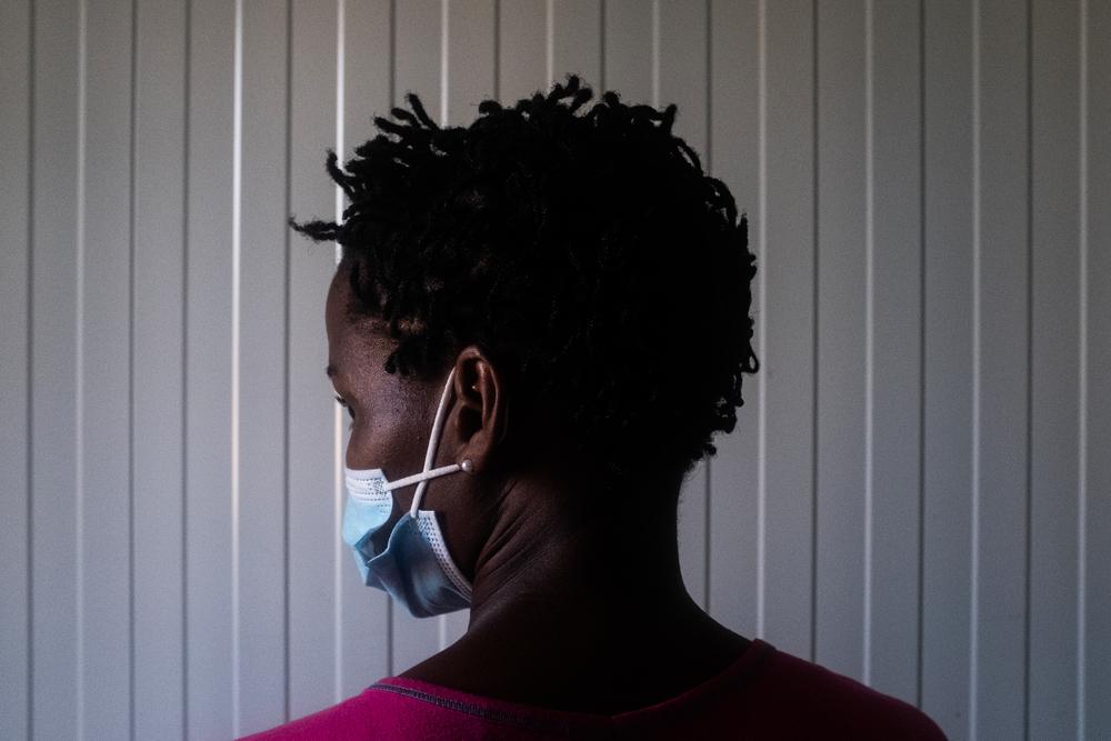 Maria*, 25 ans, est une étudiante universitaire qui a bénéficié d'un avortement médicalisé au centre de santé Munhava à Beira. Mozambique, 18 mai 2023.  © MIORA RAJAONARY/MSF