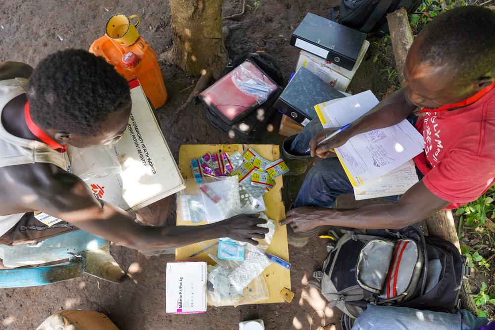 Des agents de santé communautaires comptent leurs stocks de médicaments lors de leur réunion mensuelle dans un village du comté de Yei, en Equatoria central. © Manon Massiat/MSF