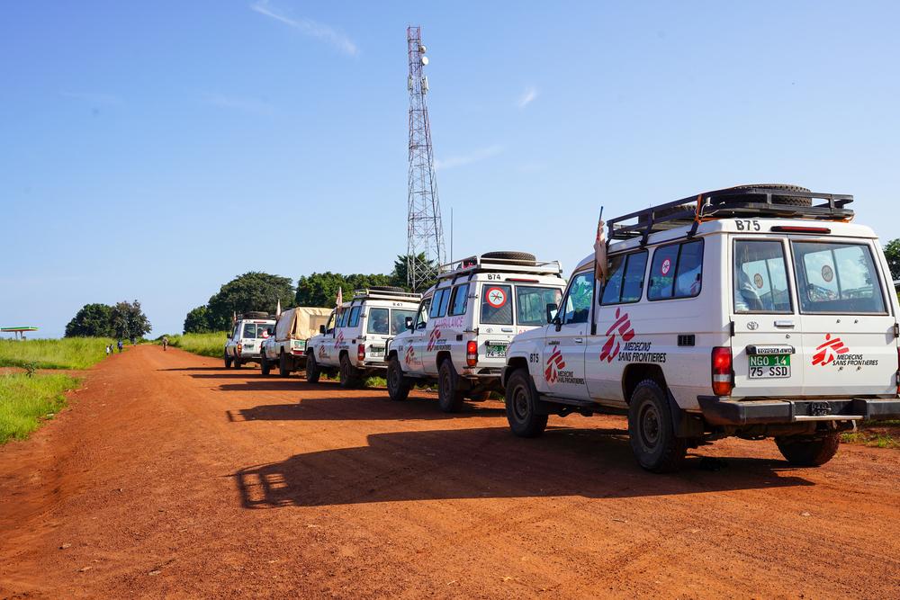 Cinq voitures MSF transportent des fournitures et des équipes MSF en route vers une clinique mobile dans le comté de Morobo, en Equatoria central. © Manon Massiat/MSF 