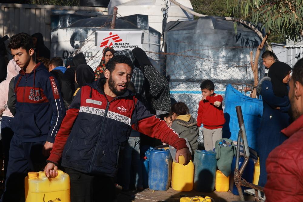 Des personnes collectent de l'eau au point de distribution de MSF, à Rafah, au sud de Gaza. © MSF