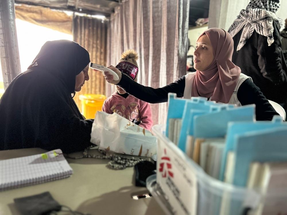 Première consultation médicale de Fatima* depuis neuf mois à la clinique mobile mise en place par MSF à Umm Qussa, dans la région de Masafer Yatta. Elle souffre d'hypertension, de diabète et d'une atrophie musculaire due à une ancienne blessure traumatique qui a réduit sa mobilité.© Laora Vigourt/MSF