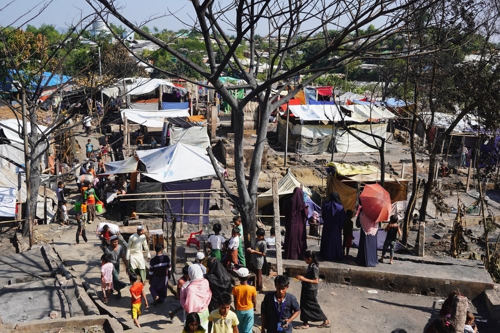 Le camp 5 est l'un des 33 camps du district de Cox's Bazar, au Bangladesh. Il s'agit du plus grand camp de réfugiés au monde, accueillant plus d'un million de personnes. Le camp 5 accueille à lui seul plus de 27 000 personnes sur une superficie de 0,6 km². © Jan Bohm/MSF