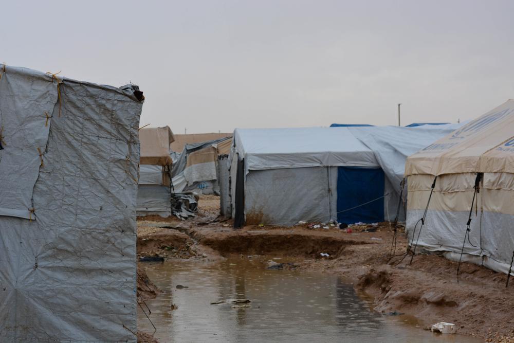 Une petite mare d'eau boueuse et stagnante entre deux tentes après de fortes pluies, camp d'Al-Hol, nord-est de la Syrie, 13/12/2023. © MSF