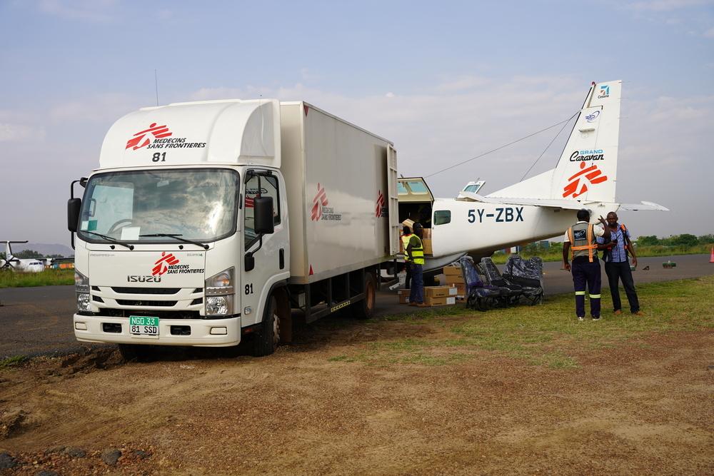Les véhicules et les avions de MSF sont stationnés à l'aéroport international de Juba tandis que les vaccins contre l'hépatite E sont envoyés dans le comté de Fangak, dans l'État de Jonglei. © Nasir Ghafoor/MSF