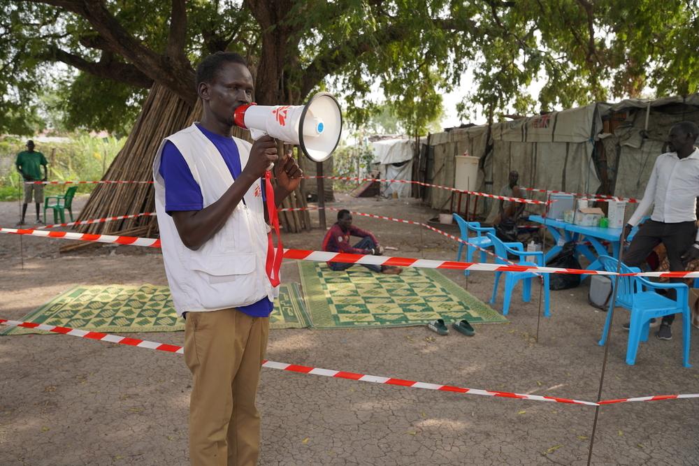 Gatwech Ruot, mobilisateur communautaire MSF, annonce l'arrivée de l'équipe MSF de vaccination contre l'hépatite E à Hai Mozambique, Jonglei. © Gale Julius Dada/MSF