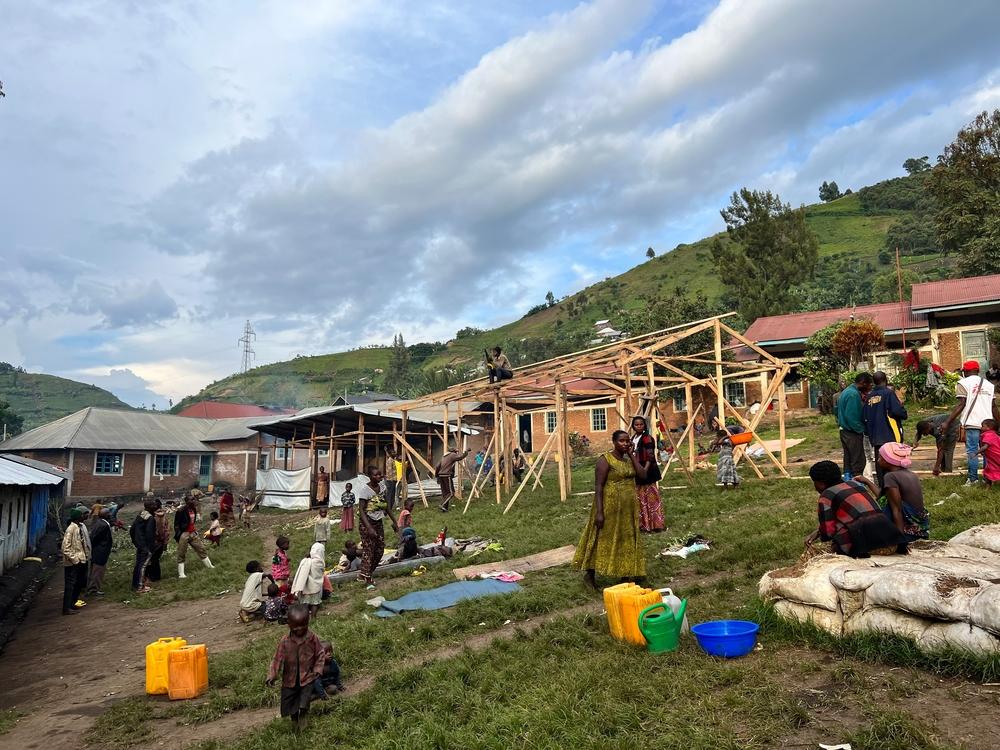 Des centaines de personnes déplacées ont trouvé refuge dans une école de la ville de Minova, dans la province du Sud-Kivu, à l'est de la RDC. © IIgor Barbero/MSF