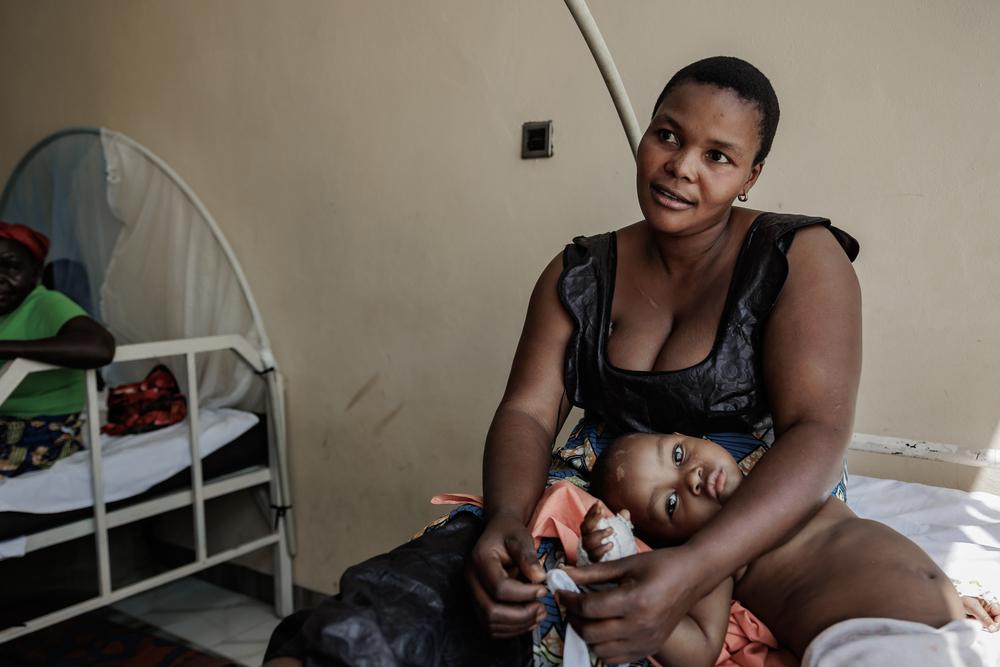 Clarisse*, 34 ans, mère de cinq enfants à Drodro, lorsque des groupes armés se sont infiltrés dans la cour, brandissant des armes à feu et des machettes, Clarisse a rapidement mis son enfant de trois ans et sa sœur aînée en sécurité à l'intérieur. © MSF