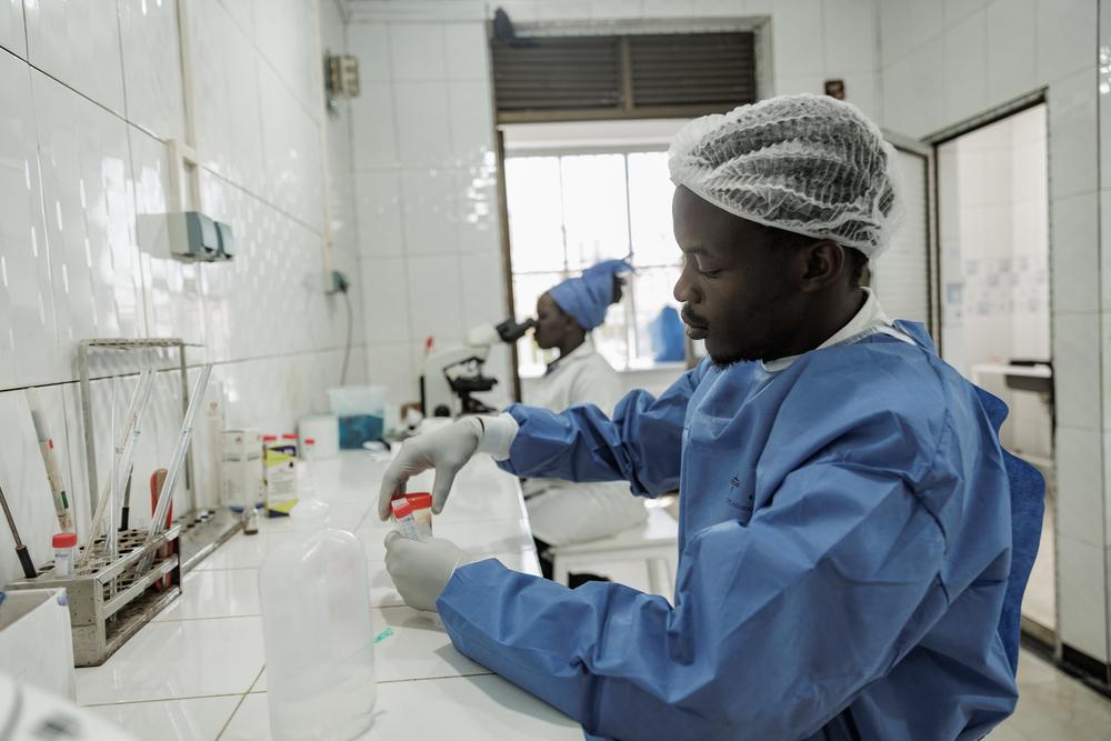 Un technicien de laboratoire de MSF prépare des échantillons de sang pour des tests en utilisant des procédures standard. Des résultats de laboratoire rapides et précis permettent de poser des diagnostics et de prendre des décisions cliniques à l'hôpital de Salama. © MSF
