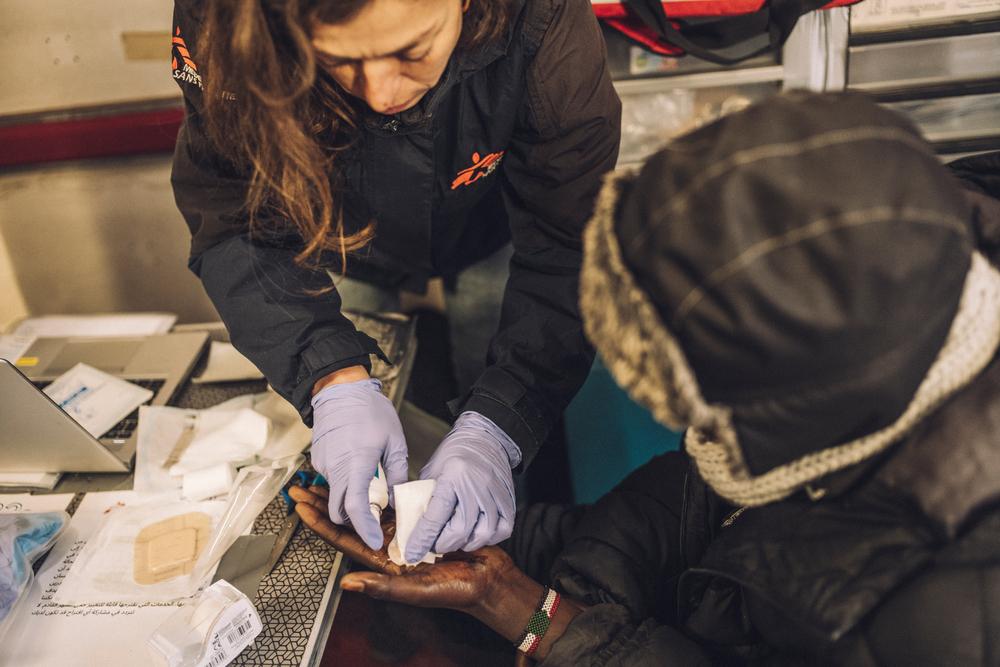 Une infirmière MSF prodigue des soins à la main d’un migrant d’origine soudanaise. 25/01/2024, Calais. © Stéphane Lavoué 