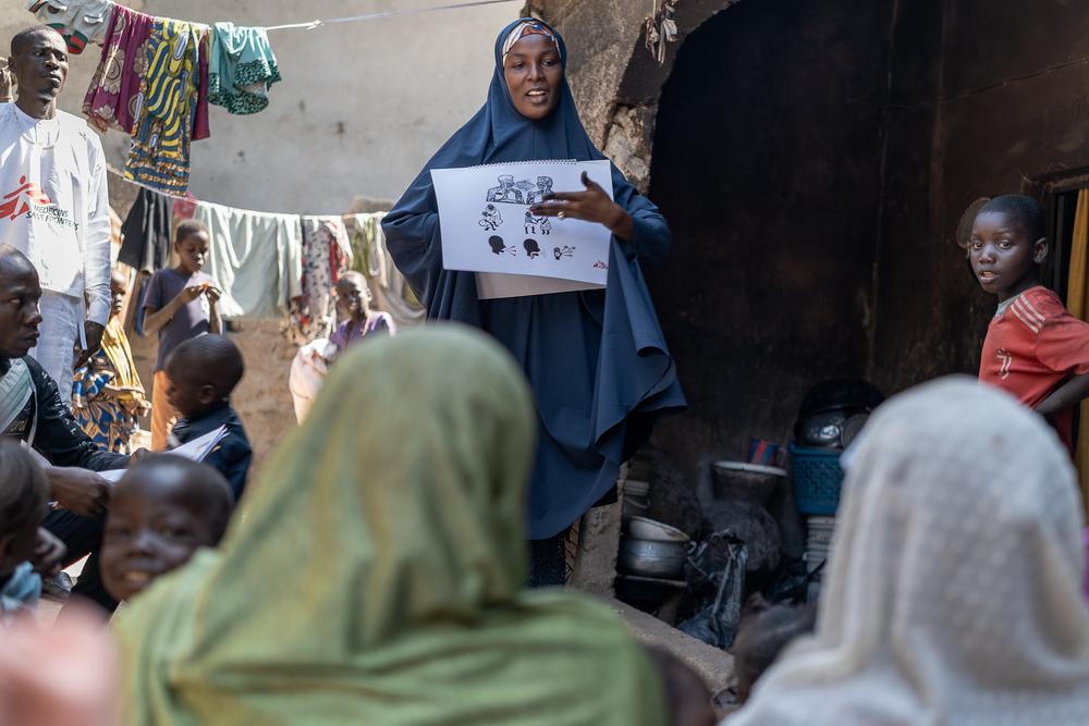 Un agent communautaire de MSF fournit des informations essentielles à un groupe de soignants à Gwange, Maiduguri. L'objectif de ces présentations est de fournir aux soignants de la communauté des informations essentielles sur des maladies telles que la rougeole. © Georg Gassauer/MSF