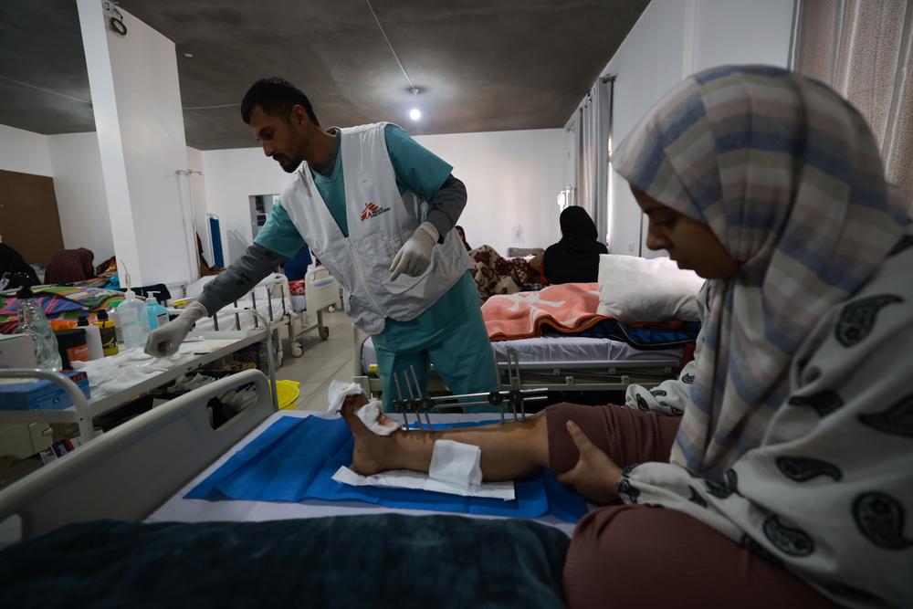 Consultation de suivi à l'hôpital de campagne indonésien de Rafah. Decembre 2023 © MSF