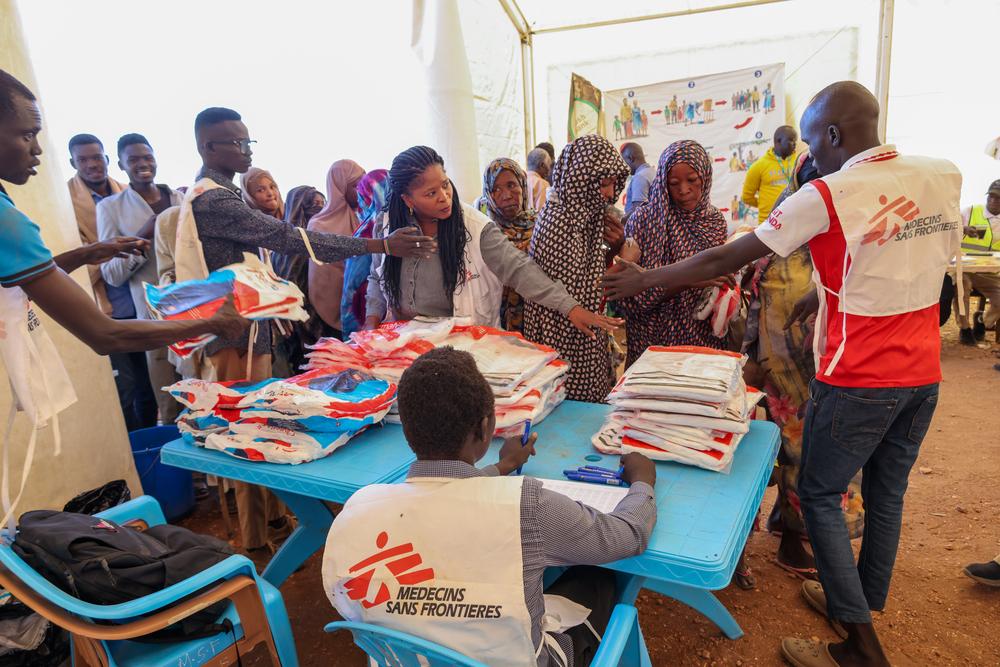 Depuis novembre 2023, MSF a distribué plus de 44 730 moustiquaires aux rapatriés et aux réfugiés séjournant dans les centres de transit et les zones environnantes de Renk, dans l'État du Haut-Nil. Grâce à cette distribution, MSF vise à réduire le nombre de cas de paludisme. © MSF