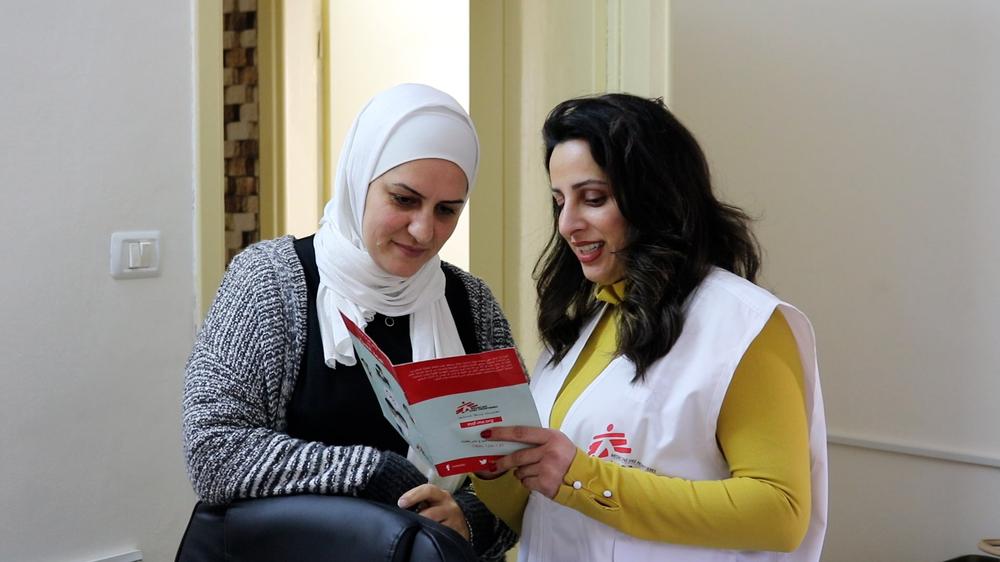"Noura Arafat, médiatrice interculturelle de MSF, a vécu toute sa vie à Naplouse, en Cisjordanie (Palestine). Noura aide les femmes de sa communauté à accéder au soutien du programme de santé mentale de MSF pour faire face à la situation et retrouver l'espoir dans la vie ""ce qui me tient vraiment à cœur"". © MSF/Louis Baudoin-Laarman