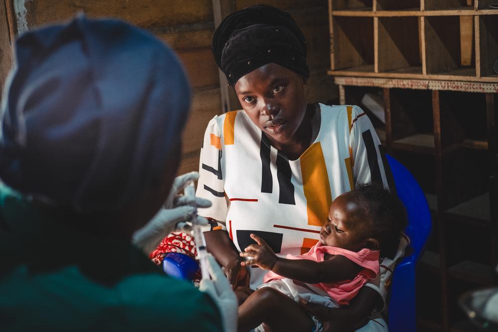 Francine, 24 ans, originaire de Kiwanja dans le territoire de Rutshuru, assiste à une consultation pour son fils de 3 mois, Amini Naël, au centre de santé de Kanyaruchinya soutenu par Médecins sans frontières, au nord de Goma, dans la province du Nord-Kivu, en République démocratique du Congo, le 2 janvier 2024. ©Philémon Barbier
