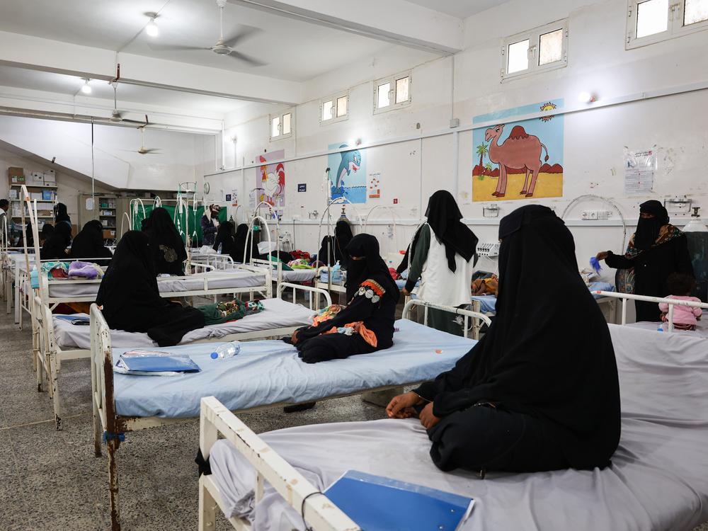 Des mères s'occupent de leurs bébés souffrant de malnutrition dans le centre d'alimentation thérapeutique soutenu par MSF à l'hôpital général d'Abs, dans le gouvernorat de Hajjah. © Jinane Saad/MSF