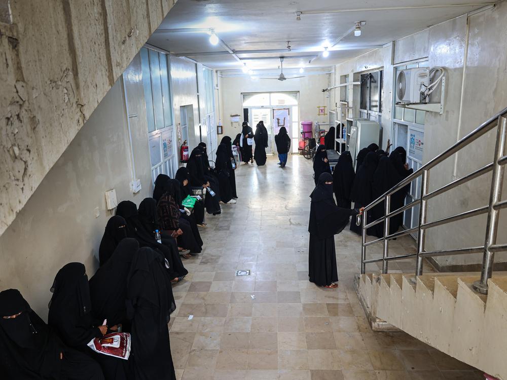 La salle d'attente à l'extérieur du service de maternité soutenu par MSF à l'hôpital général d'Abs, dans le gouvernorat de Hajjah. © Jinane Saad/MSF