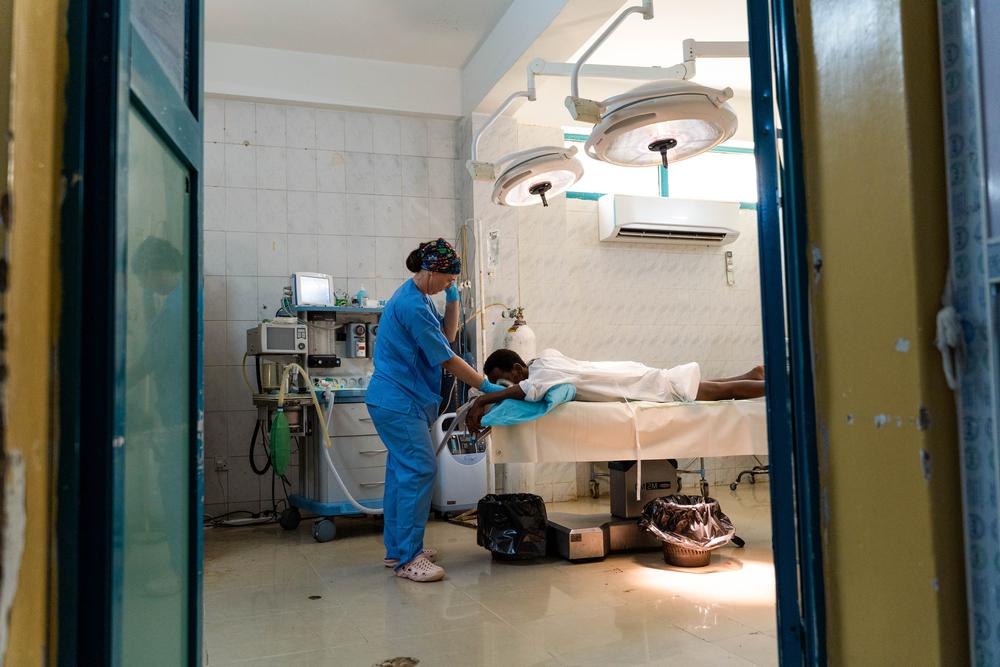 Nora Zergi, anesthésiste, prépare un patient pour une opération d'extraction de balle. © MSF/Ala Kheir