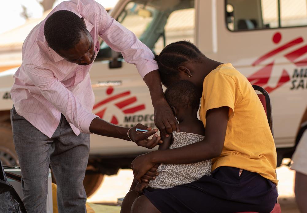Les personnes reçoivent leur dose de vaccin contre la fièvre jaune dans des postes de vaccination stratégiquement installés sur les marchés et dans toute la communauté de Yambi. Soudan du Sud, février 2024 © MSF/Isaac Buay