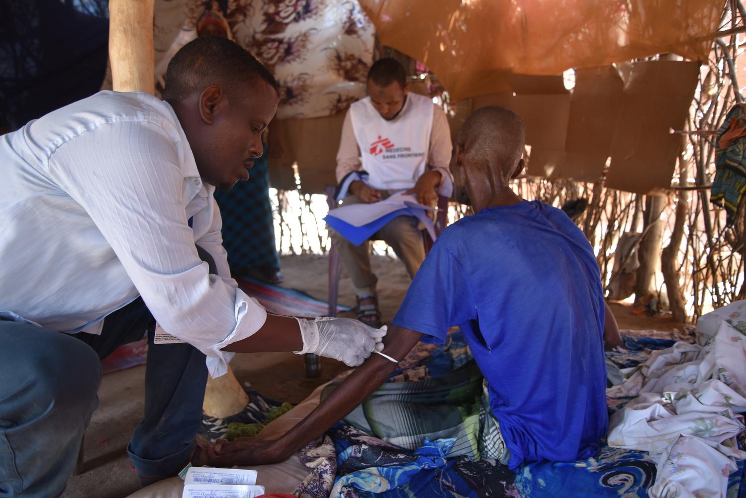 Un patient souffrant d&#039;un cancer de l&#039;œsophage est soigné dans le cadre du programme de soins palliatifs de MSF à Dagahaley, dans le camp de réfugiés de Dadaab. Kenya. Novembre 2019. 