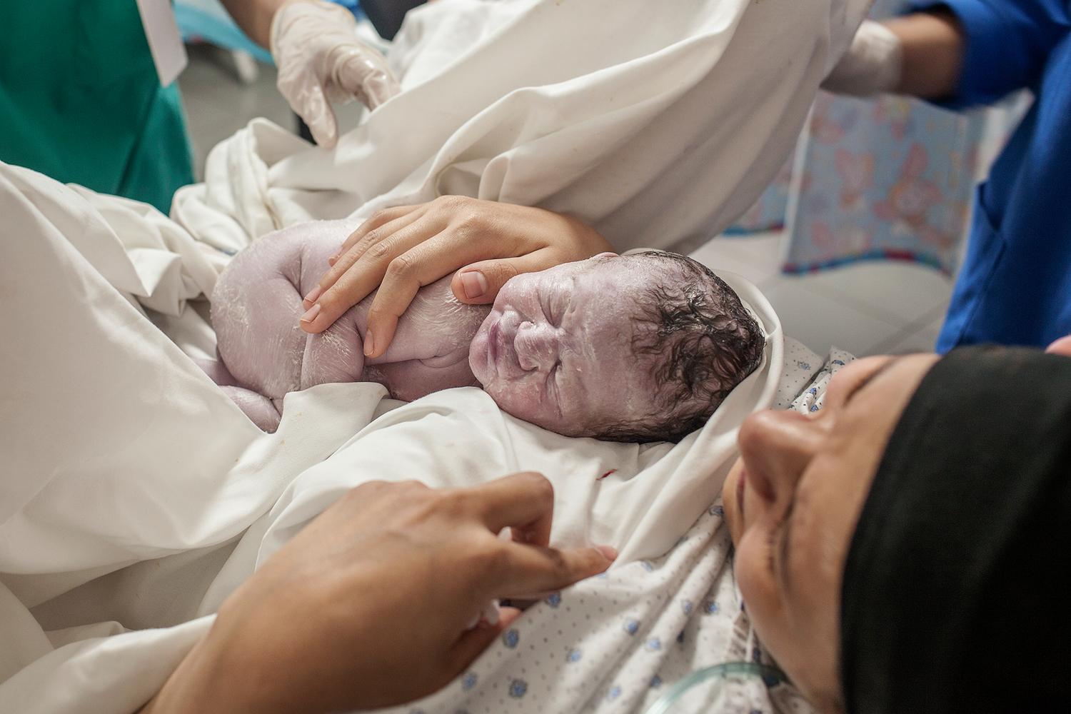 Une mère et son bébé à la maternité de l&#039;hôpital universitaire Rafik Hariri à Beyrouth. Liban. Avril 2019. 
