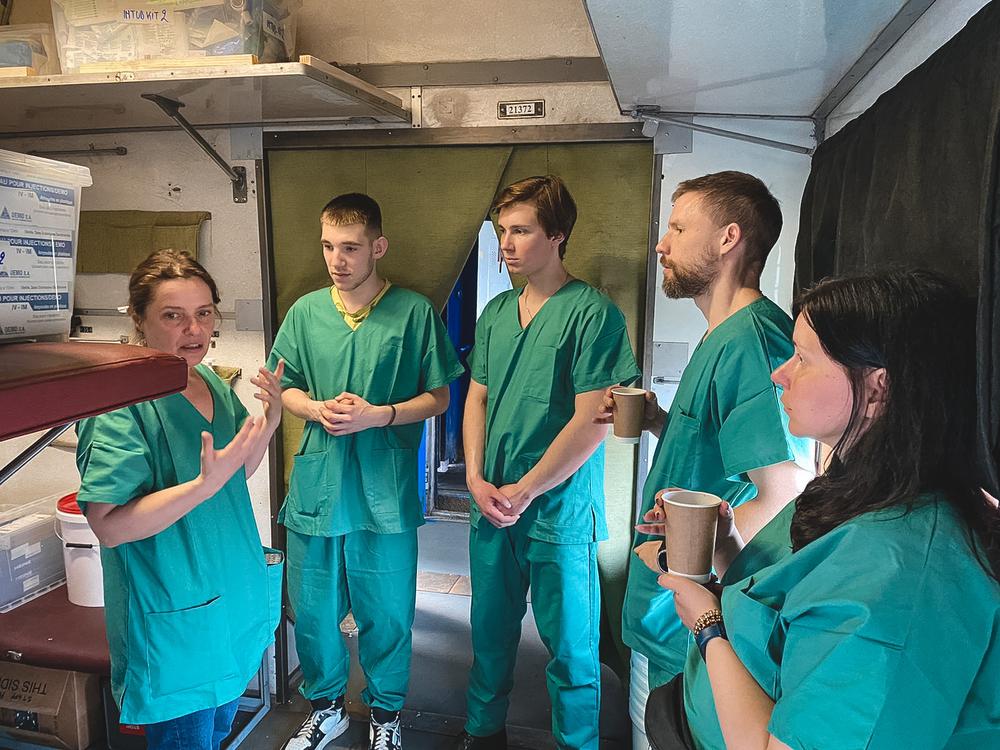 Des équipes médicales MSF à bord du train médicalisé qui a relié Zaporijjia à Lviv. 1er avril 2022. Ukraine. 