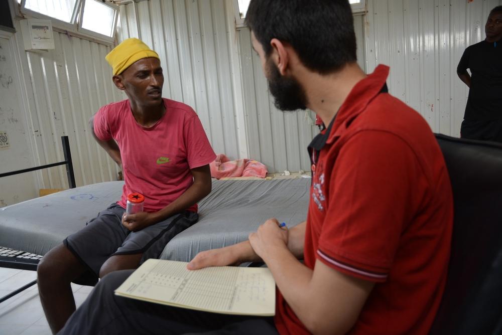 John lors d&#039;une consultation médicale avec un médecin MSF au centre de détention de Gharyan al-Hamra. Il souffrait de tuberculose et avait été enfermé dans un conteneur pendant des mois sans accès aux soins. Libye. 2019. 