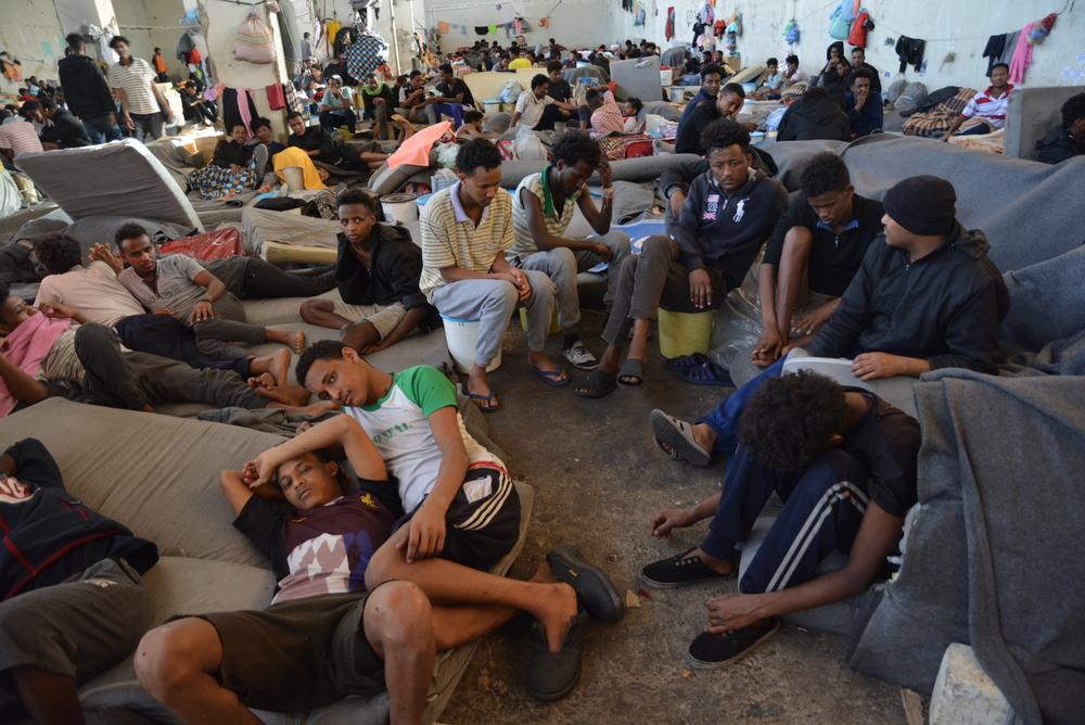 Des réfugiés à Dhar al-Jebel DC dans l&#039;entrepôt principal où 700 d&#039;entre eux ont été détenus. 