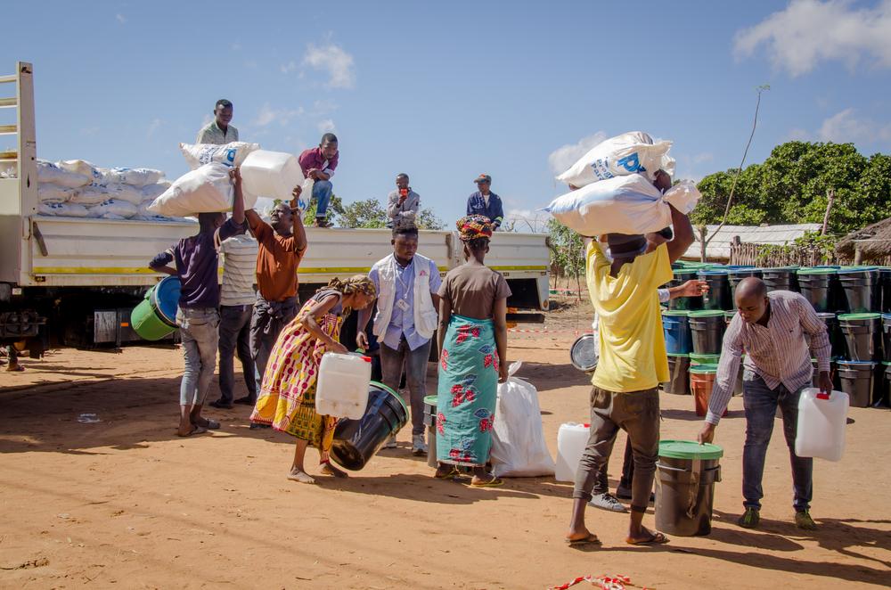 An MSF team distributes kits of essential items such as tents, jerrycans and mosquito nets in Ntele, in Montepuez district, in Mozambique’s Cabo Delgado province. 