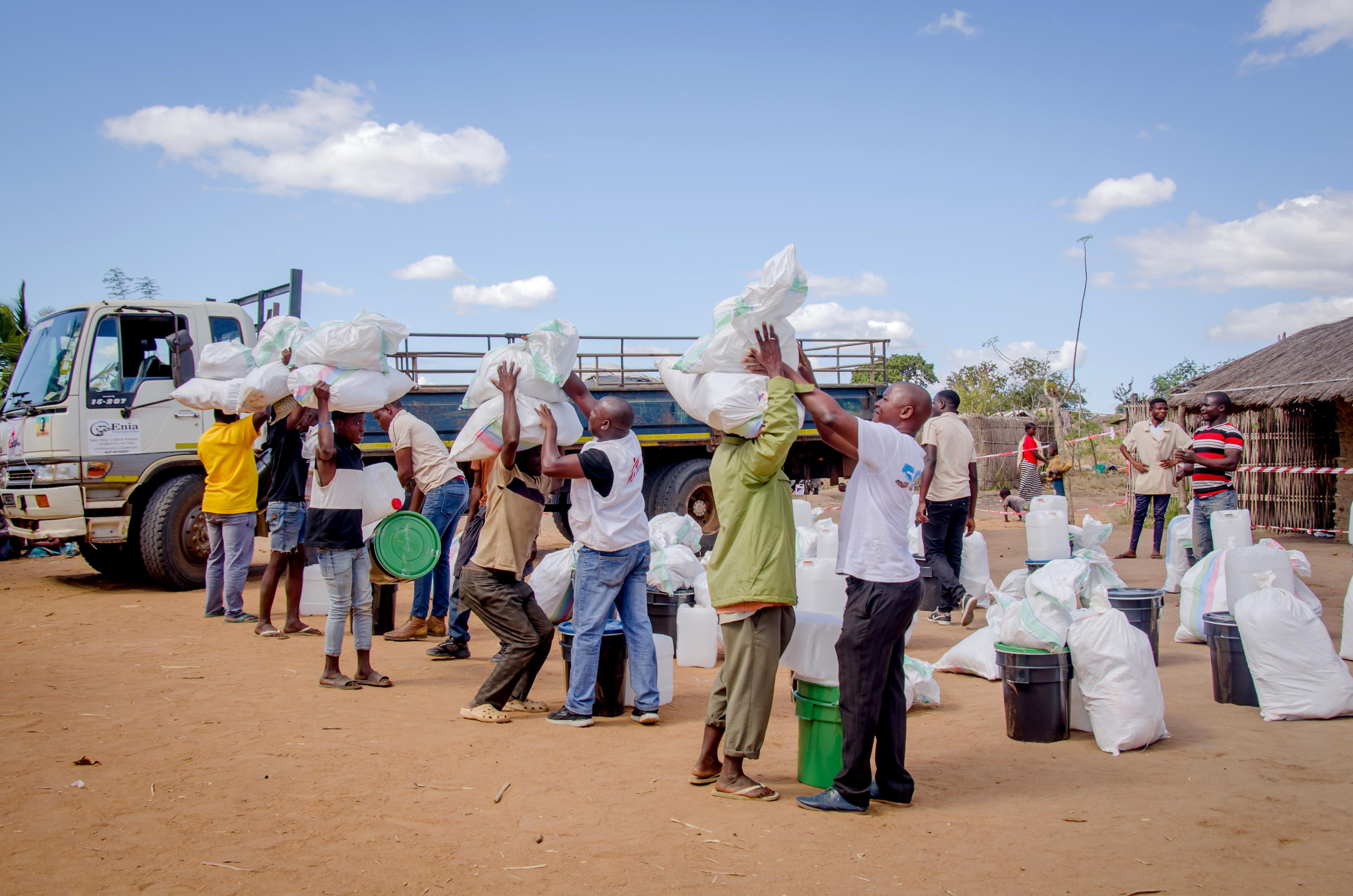 Une équipe MSF distribue des kits d'articles essentiels tels que des tentes, des jerrycans et des moustiquaires à Ntele, dans le district de Montepuez, dans la province de Cabo Delgado au Mozambique. 