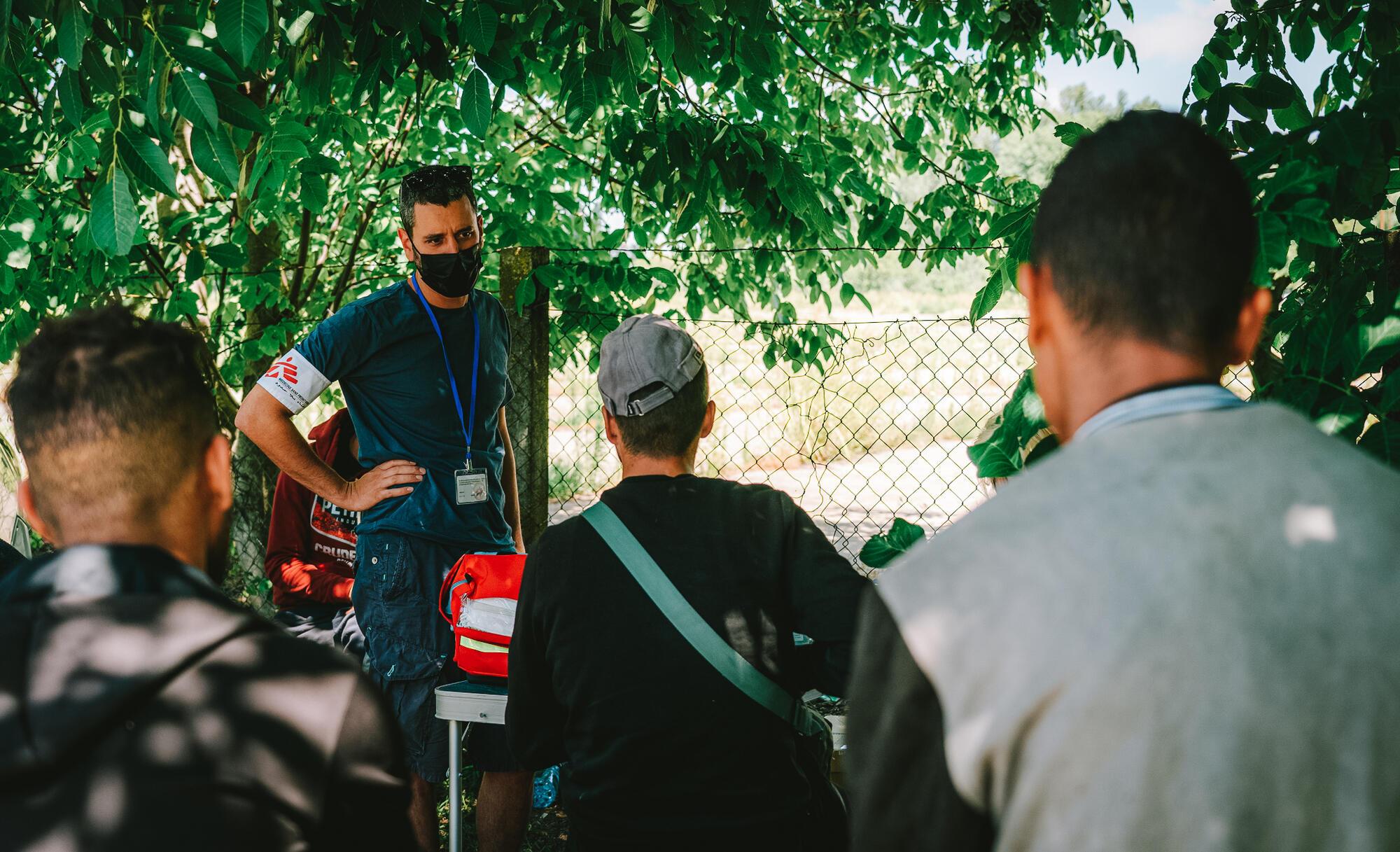 An MSF cultural mediator speaks to patients waiting for a medical consultation at the MSF mobile clinic in Horgos 2 border crossing area in Serbia. 