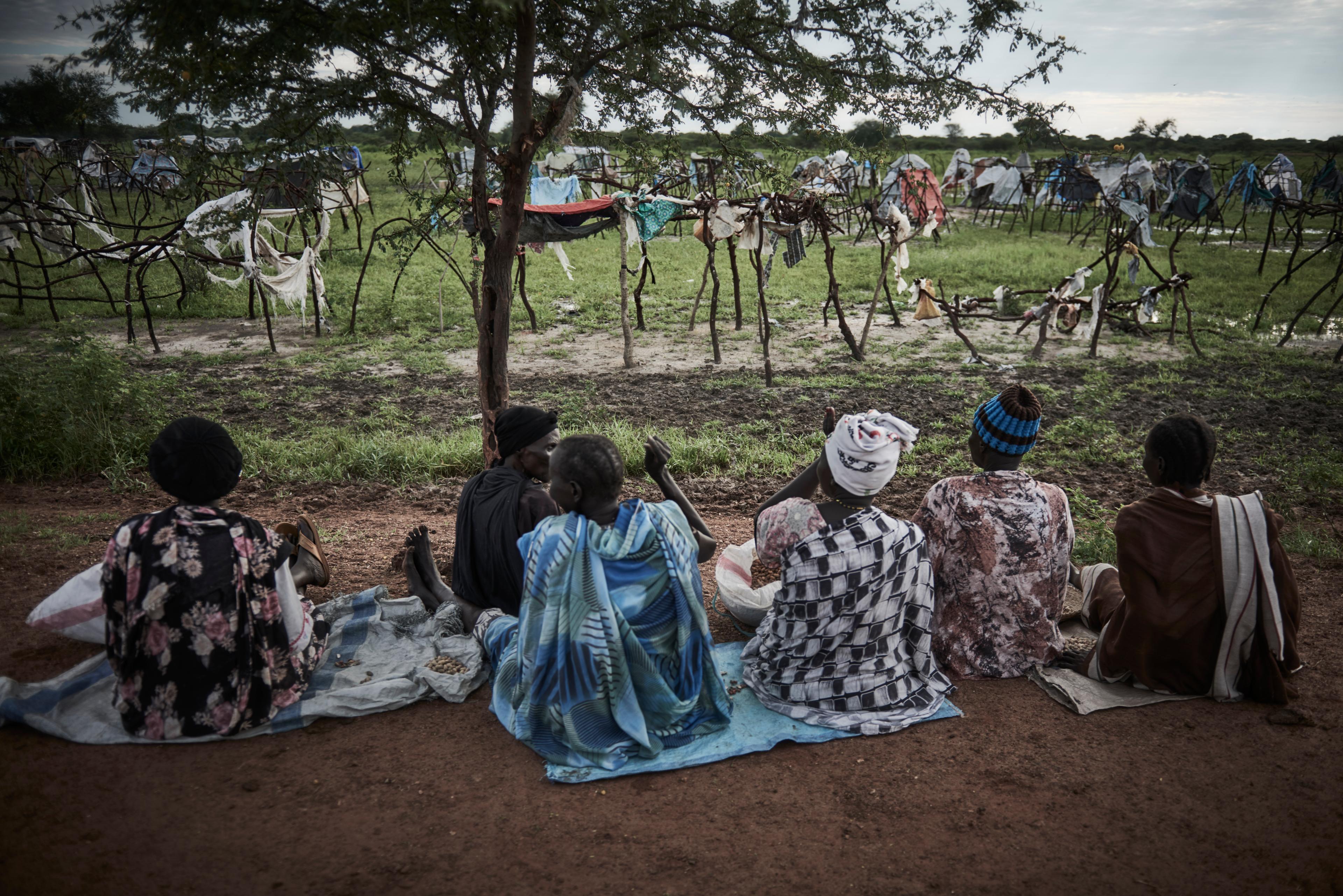 Femmes assises sur la route devant le camp de déplacé délabré de la ville d&#039;Abyei. 