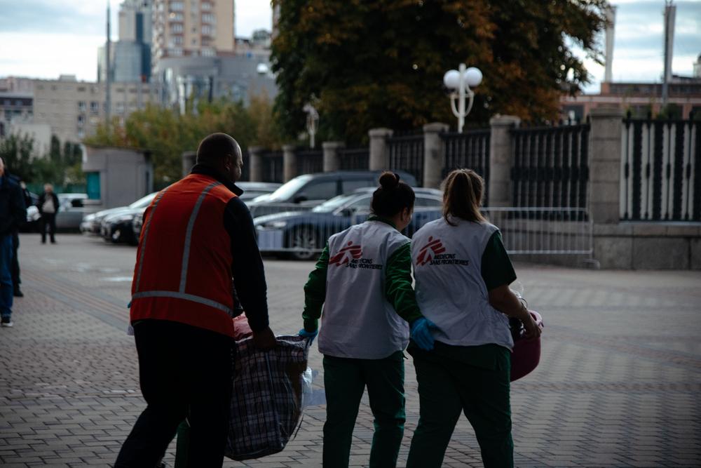 Des membres du personnel MSF apportent les affaires des patients évacués de la ville de Kharkiv dans un bus qui les conduira dans les hôpitaux de Kiev. 