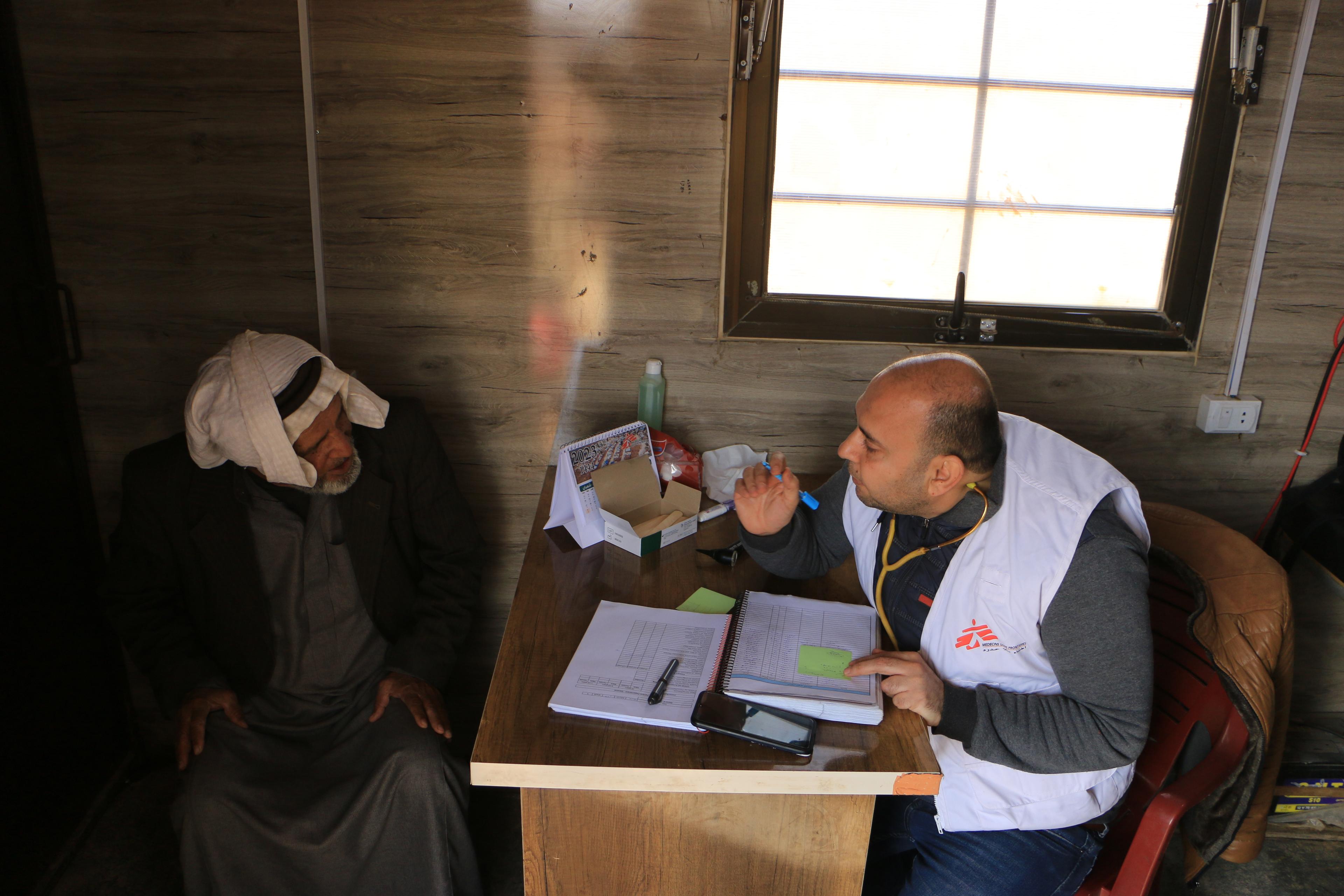 Un médecin MSF en consultation avec un patient dans le camp d&#039;Al-Fuqara, situé dans le gouvernorat d&#039;Idlib.  