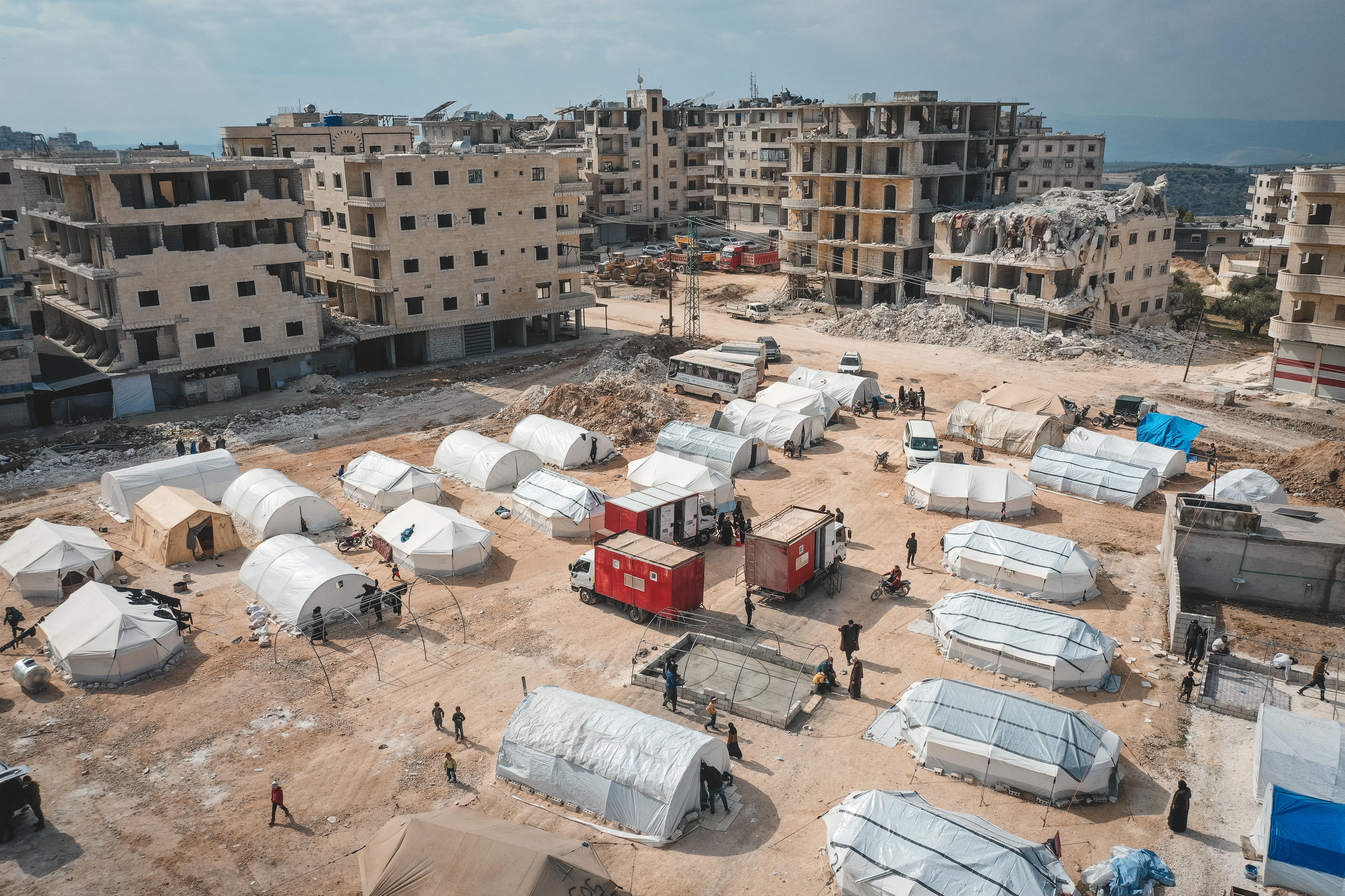 Vue d&#039;un centre d&#039;accueil des victimes des tremblements de terre dans le nord-ouest de la Syrie. Les équipes MSF ont procédé à une distribution dans ces centres. 