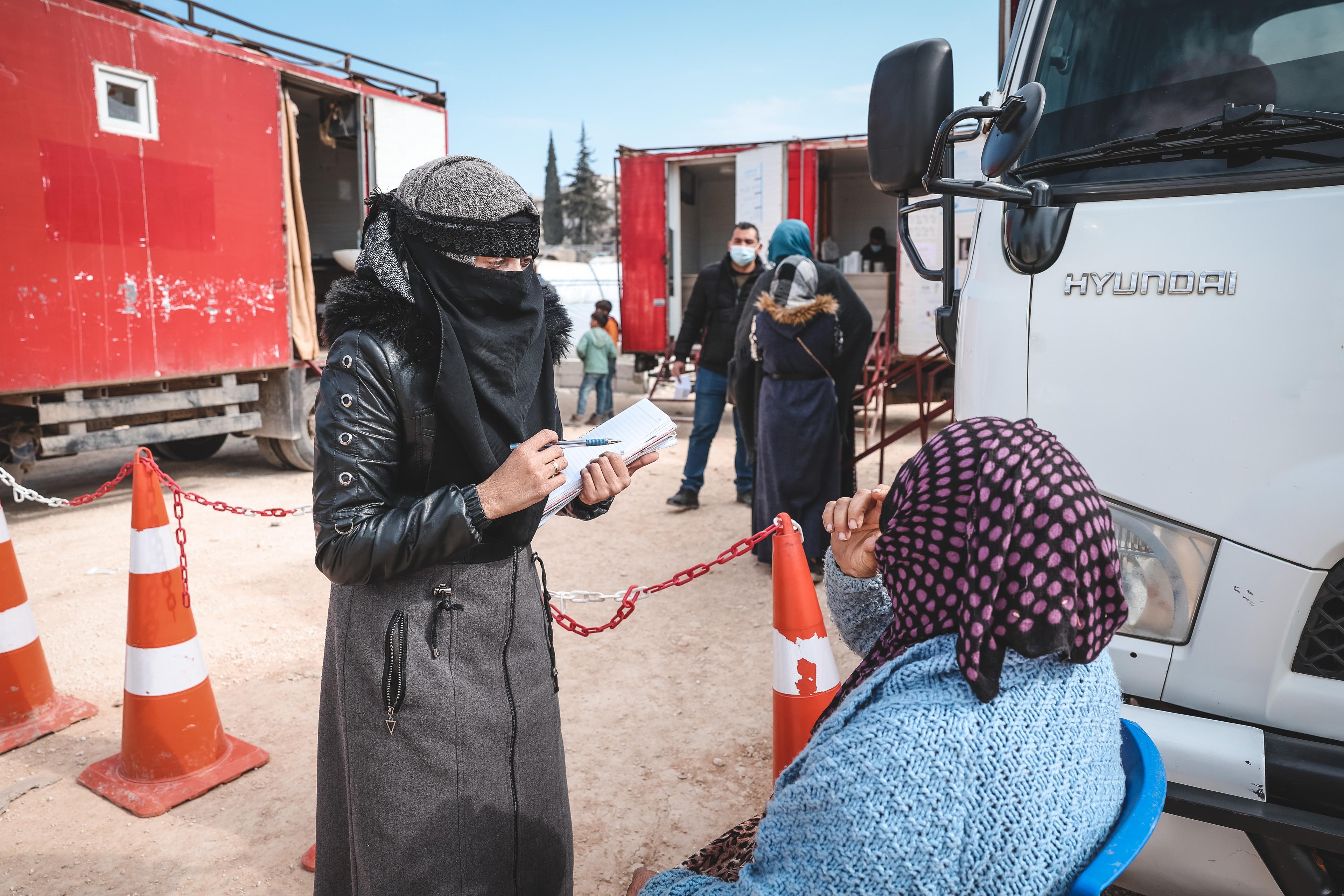 Les cliniques fournissent des soins médicaux dans un camp d&#039;hébergement temporaire dans la ville de Salqin (Idlib, Syrie) à la frontière turque pour les personnes touchées par le tremblement de terre qui a frappé la région le 6 février. 
